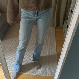 Ljusblå jeans - Snygga ljusblå jeansbyxor med en klassisk straight passform. Slits nedtill 