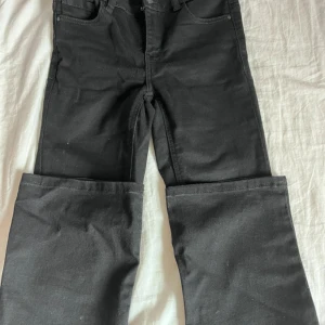 Svarta jeansbyxor - Svarta jeans från name it i storlek 158, men motsvara ungefär XXXS-XXS! Har en liten fläck som inte går bort i tvätten men inget man tänker på