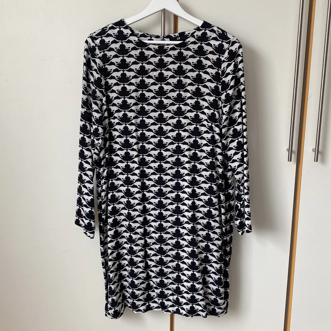 Svartvit klänning med kattmönster