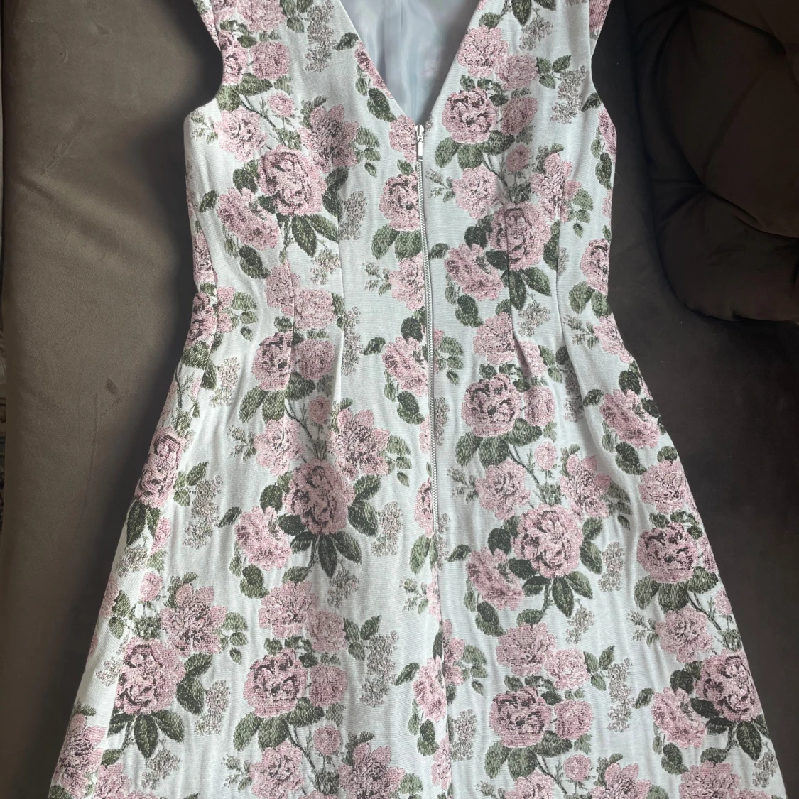 Blommig klänning med v-ringning - 2