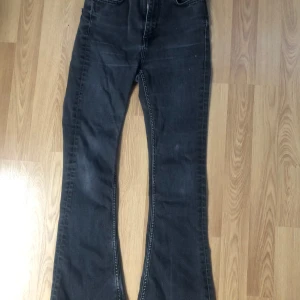 Svarta jeans med utsvängda ben från 157 - Snygga svarta jeans från 157 med en smal flare design. De har en klassisk femficksmodell och är perfekta för en trendig look. Passar bra till både sneakers och klackar.