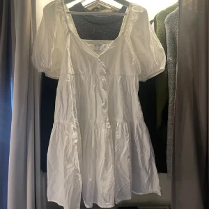 Vit Studentklänning  - Aldrig använd. Från asos. Perfekt till studenten!👩‍🎓🎉storlek 34. 