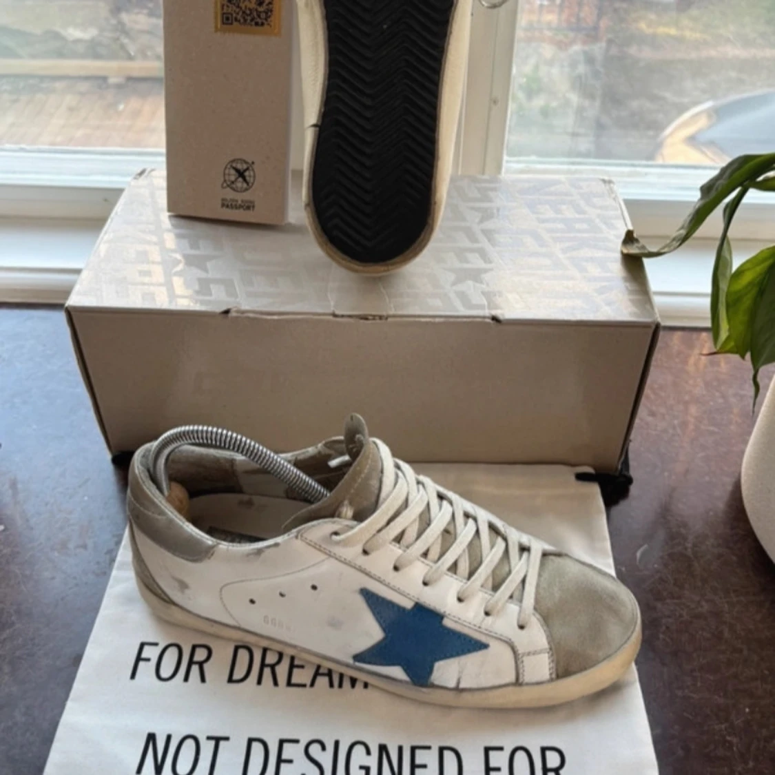 Vita sneakers med blå stjärna