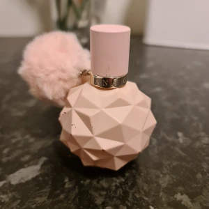 Ariana grande  - Säljer en ariana grande sweet like candy parfym, 30 ml, svårt att säga men lite mer än hälften kvar