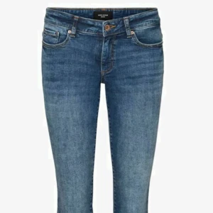 Blå bootcut jeans - Snygga blå bootcut jeans med klassisk femficksdesign och knappgylf. Perfekta för en avslappnad stil med en touch av retro. De har en bekväm passform och är tillverkade i slitstarkt denim. Osäker på innerbensläng mm och hur man mäter de men jag är 165 och de är bra i längden på mig och de är även väldigt stretchiga!❤️