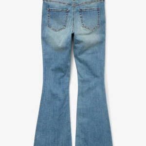 Fina jeans från vero Moda❤️❤️ - Jätte fina jeans från vero Moda i storlek S och längd 32. Jätte bra skick och bara använda några fåtal gånger. Om man vill ha fler bilder så skriv ett dm❤️❤️