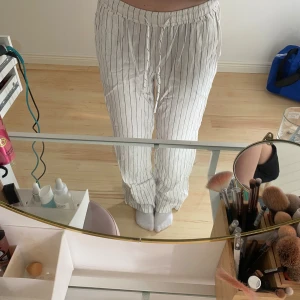 Randiga linnebyxor - Snygga och bekväma vita linnebyxor med svarta ränder från madlady! Mid waist men blir lågmidjade om man viker ner dem. Storlek S/tall. Säljer då det inte kommer till användning längre.