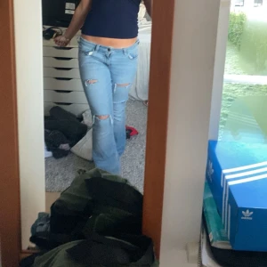 Ljusblå jeans med slitningar - Säljer de här jätte snygga jeansen från hollister, Säljer de för jag har för mycket jeans. Ny pris 1350 men tänkte sälja de för 450. Säg till om ni önskar pris.