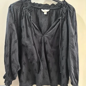 Svart blus - Blus från hm som inte kommer till användning🩷jätte fint skick!