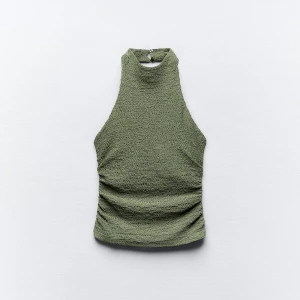 Grön ribbad halterneck topp - Snygg grön halterneck topp med ribbad textur. Toppen har en smickrande passform och är aldrig använd med prislapp kvar, frakt: 46kr 💚 betalning via swich