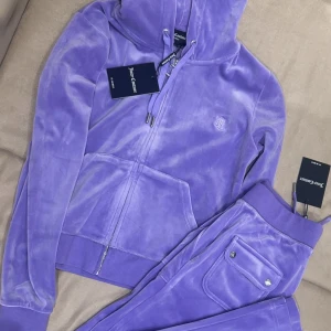 Nytt Juicy Couture Set - Ett helt nytt juicy set med lapparna kvar i färgen violet tulip.  Tröjan är i storlek M, men är mer som en S.  Byxorna är i storlek S. Priset går att diskutera. Skickar gärna men köparen står för portot.
