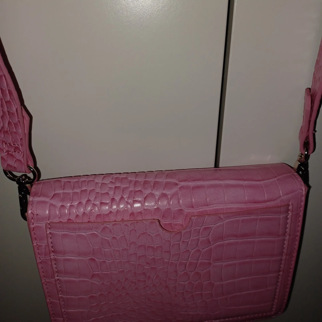 Rosa axelväska med krokodilmönster - 1