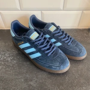 Adidas Spezial - Adidas spezial säljer vidare då dem inte var rätt storlek köpta i nytt skick privat sen har jag endast testat dem så fint skick Skriv privat innan köp och information 