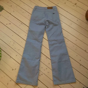 Vintage jeans  - Jeans i Bootcut modell. Low waist. Strl W26L32. Midjemått: 66 cm, Innerbenslängd: ca 80 cm. Lite missfärgade längst ned på byxbenen till följd av användning. I övrigt mycket fint skick! Se även mina andra annonser, 3 för 2 på allt! ✨