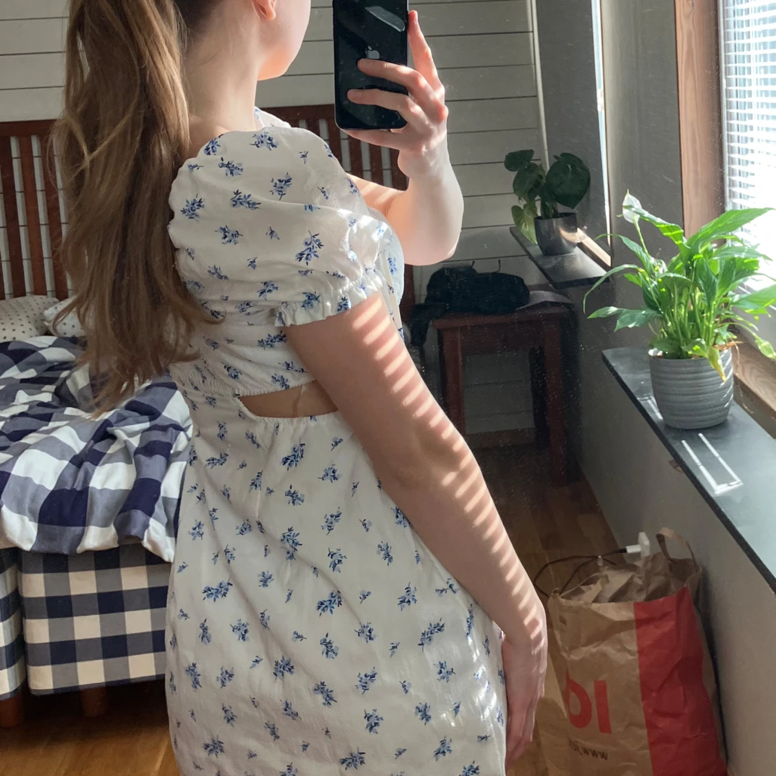 Vit blommig klänning med puffärmar - 1