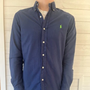 Mörkblå Ralph Lauren skjorta - Blå Ralph Lauren skjorta| Skick: 8/10 Storlek:S  Hör av er vid minsta fundering! 