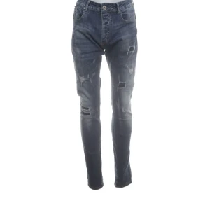 Blå slitna jeans - Snygga blå jeans med slitningar och en klassisk femficksdesign. De har en knapp och dragkedja framtill. Perfekta för en avslappnad stil.