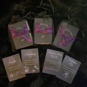 Spelkort SayItOutLoud - Ett underhållande kortspel för fester med teman sanning, konka, pekleken och jag har aldrig. Perfekt för att lära känna vänner på ett djupare plan med roliga och utmanande frågor. Kommer i en stilren förpackning med lila band💜