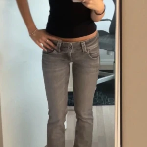 Pepe Venus jeans! - Snygga grå jeansbyxor från pepe med låg midja och straight/bootcut där nere. De är i strlk 25/32❤️ de har en liten fläck vid låret (bild 4) men den syns inte på❤️