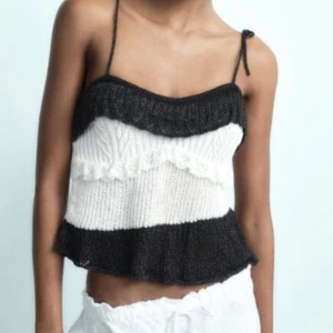 Svart och vit stickad linnetopp - Säljer detta fina linnet från zara, knapp använt. 