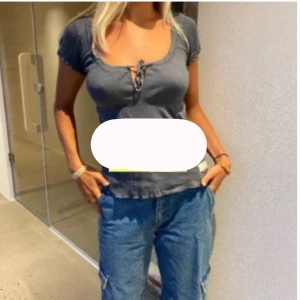 Blå topp från Odd Molly - Säljer en blå topp från Odd Molly med korta ärmar och knytning framtill. Lite volanger där nere och på armarna och fina delajer. Står inte vilken storlek men skulle säga XS/S❤️Tryck på köp nu!