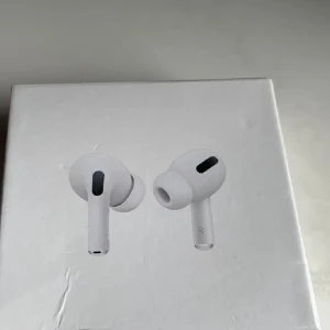 Nästan helt nya hörlurar  - Använt fåtal gånger dem har väldigt bra ljud och allting 