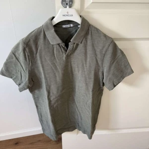 Bläck Piké tröja - Säljer en Bläck Piké tröja i superbra skick. Storlek S. Färgen är grön/olivgrön på tröjan. Blir självklart snyggare om man stryker till den. 