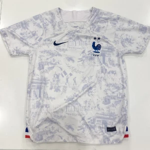 Frankrike jersey  - Säljer min fina Frankrike tröja som är i toppskick. Pris kan diskuteras vid snabbaffär. Pris 499!