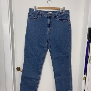 Blå jeans med rak passform - Snygga blå jeans med rak passform. De har en knapp och dragkedja framtill. Perfekta för en avslappnad stil. Helt nya oanvända, från Cubus.