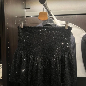 Glittrig minikjol - Snygg svart glittrig mini kjol 💖#sthlmstil#glitter#fest#minikjol