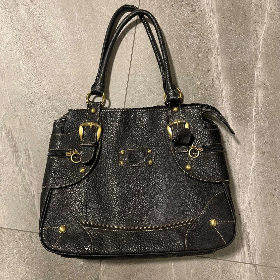 Svart axelväska med gulddetaljer