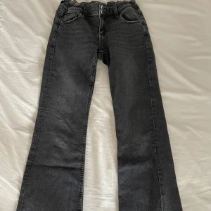 Svarta jeansbyxor - Säljer mina  svarta jeans för 150kr ifrån Gina tricot i storlek 164. byxorna är bootcut, low waist och har fickor med lock. Har använt dem få gånger så jeansen är i mycket bra skick💕