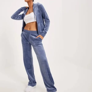 Blå mjukisbyxor i sammet - Snygga blå mjukisbyxor i sammet med en loose passform. Byxorna har snörning i midjan och praktiska fickor fram. Perfekta för en avslappnad stil. De kommer ifrån juicy contour och de är köpta nyss och är i ett fint skick!❤️