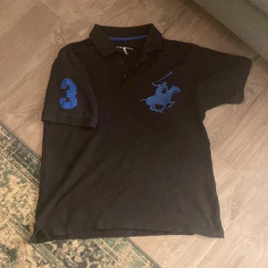 polo shirt  - använt skick, mörkblå . fett ledsen att sälja 😔😔💔💔