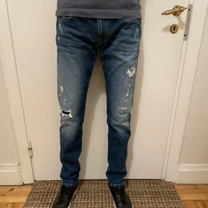 Replay Anbass - Säljer dessa snygga och unika Replay Anbass. De är i storlek W32 L32 och är bland de skönaste jeansen jag haft på mig. De har även snygga slitningar på framsidan som gör jeansen unika och ännu snyggare. Jag säljer nu dessa för endast 649kr. Hör av er vid frågor eller bud. 