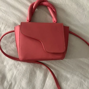 ATP atelier väska - Skriv för fler bilder! Pris kan diskuteras vid snabb affär. Hon jag köpte den av berättade att nypris var ungefär 4000kr💕väskan är äkta, men har bara dustbag som äkthetsbevis eftersom jag köpte väskan här på plick. Vad jag kan se,finns väskan inte längre i denna färg. Man kan ta av och på axelbanden. Perfekt väska nu till vår/sommar❤️tryck på köp nu så postar jag så fort jag kan!