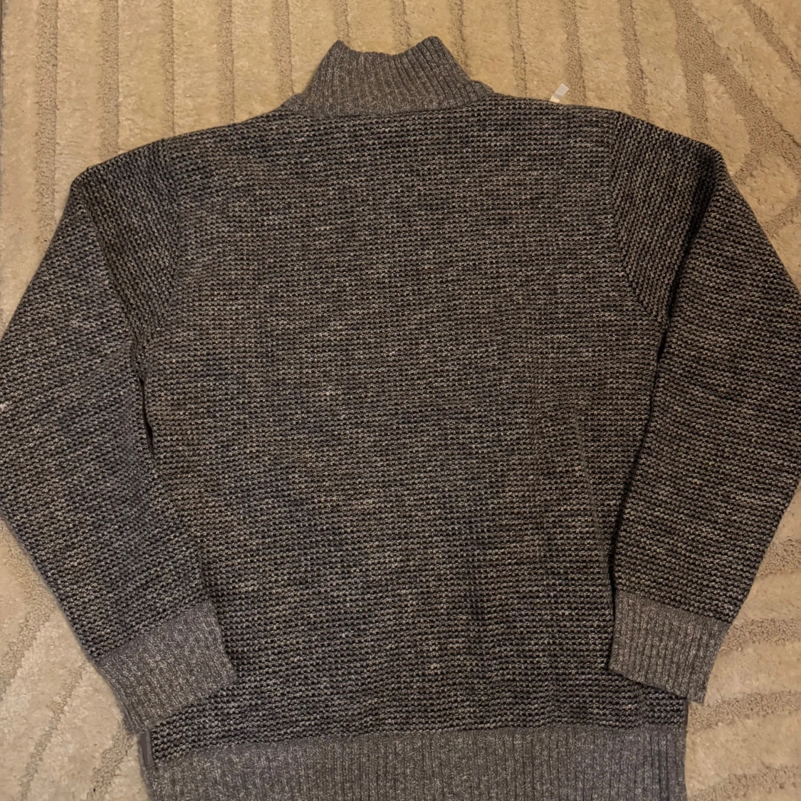 Grå stickad jacka med quiltade detaljer - 1