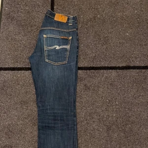 Nudie jeans  - Mörkblåa nudie jeans. Riktigt go färg samt mönster bakfickan, riktigt bra shick, inte använda. Riktigt kap. W31 L34. Modell- thin finn pris kan diskuteras vid snabb affär 