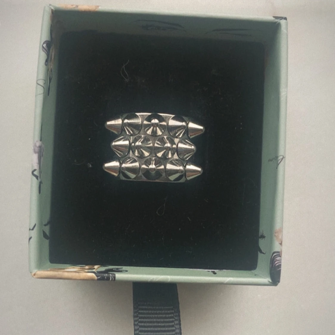 Silvrig ring med nitar från Edblad💓  - 2