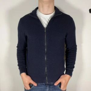 Massimo dutti zip up - Skick 9/10 | Som ny | Slim fit | Två dragkedjor | Mörkblå | Lite liten på mig som är 178cm 74kg | Kom med frågor! Kan gå ned i pris vid snabb affär 