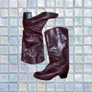 Vinröda boots - Supersnygga vinröda boots med låg klack!🍷🍇Säljer pga de är för små