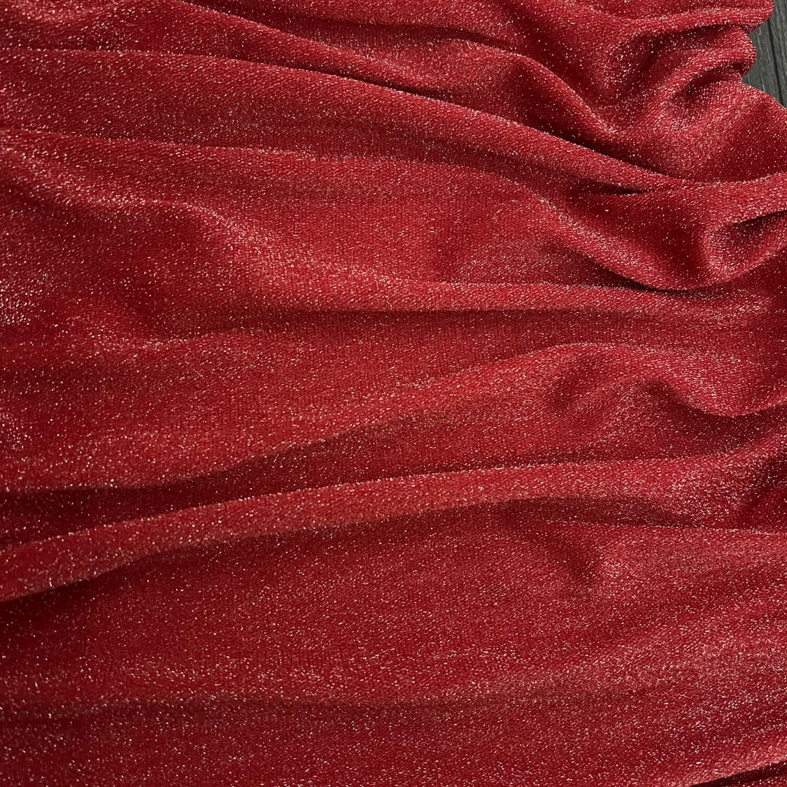 Snygg röd glittrig miniklänning - 1