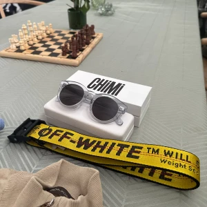 Chimi - Snygga transparenta solglasögon från Chimi med runda glas och mörka linser. Perfekta för en stilren look. Kommer i originalförpackning. Säljer även ett off white bälte- 600kr