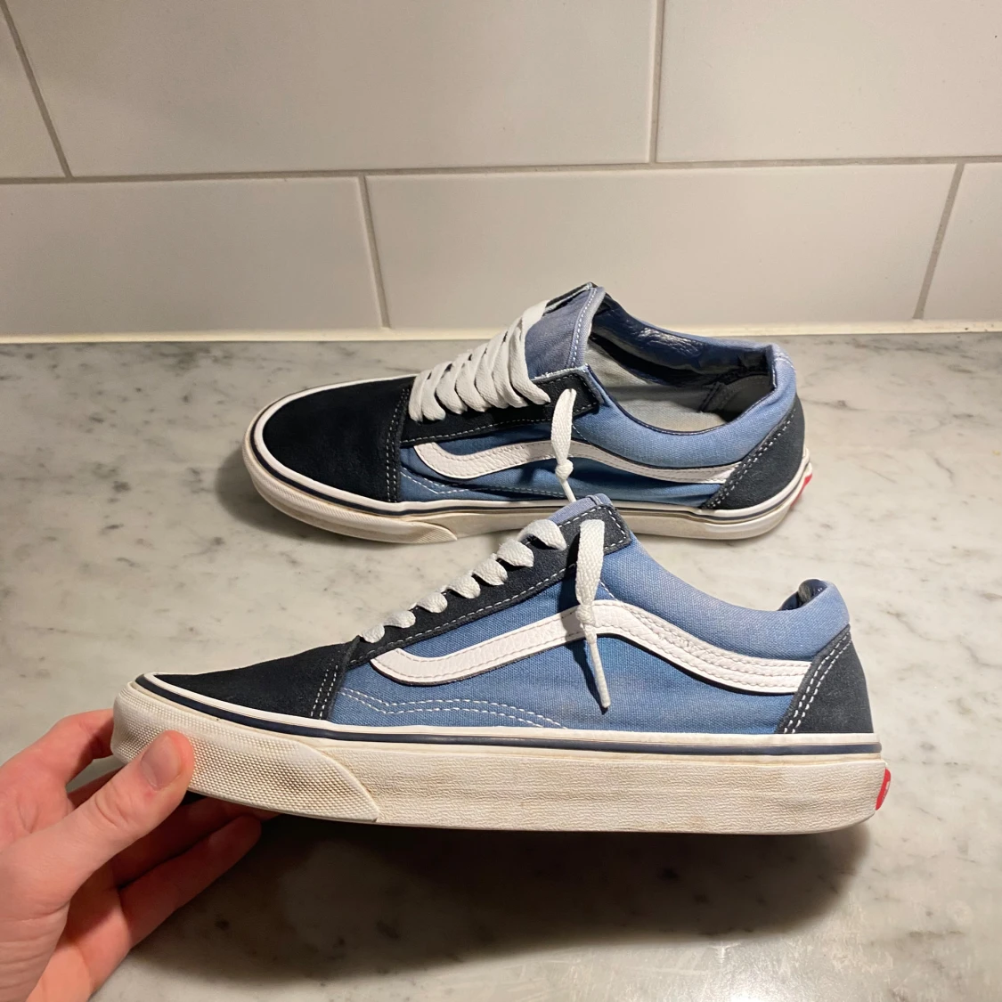 Blå och svarta sneakers från Vans