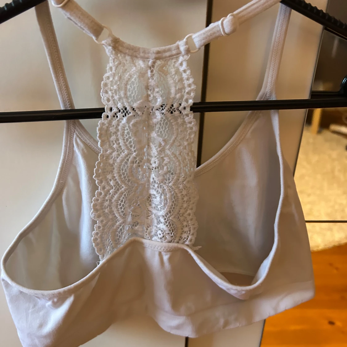 Vit linnetopp med spetsdetalj - 1