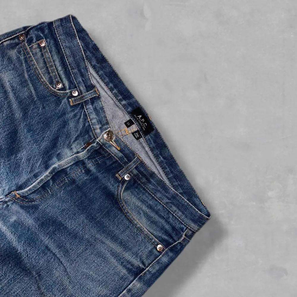 Säljer nu dessa grymt snygga jeans från A. P. C ! Jeansen är i ett bra skick, med sjukt snygg tvätt. | Storlek 30. | Nypris: 2 700. | Mått: Ytterbenslängd: 95-96 cm, Midja: ca 40 cm, Innerbenslängd: 70 cm, Benöppning: 18 cm. Skriv vid funderingar!. Farkut & Housut.