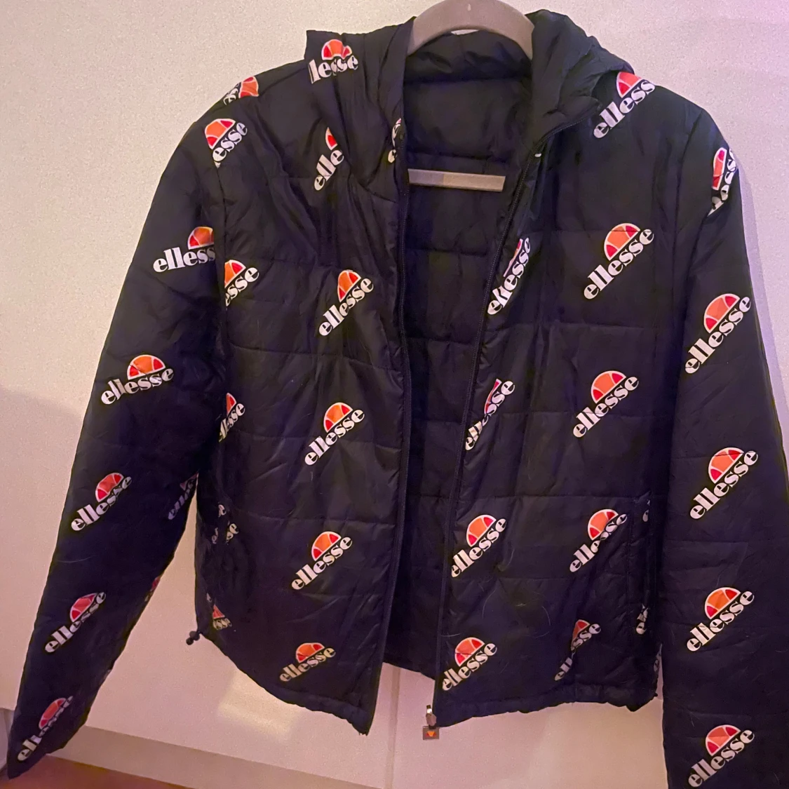 Svart vändbar dunjacka från Ellesse - 2