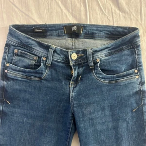 Blå jeans från LTB - Snygga blå jeans från LTB  i modell Valerie! Aldrig använda! Super lågmidjade och bootcut 