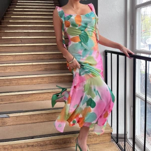 Sommarklänning från Gina - Säljer den superfina populära klänningen från Gina som är slutsåld överallt! Använd en gång. Perfekt till balen, sittningar, sommarkvällar eller bröllop! Köpt för 700