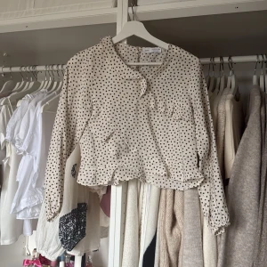 Prickig blus från Zara - Säljer denna fina blus från Zara. Då den tyvärr är förliten 🫶🏼